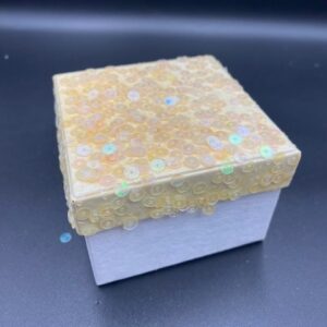 ΜΠΟΜΠΟΝΙΕΡΑ  ΚΟΥΤΙ ΛΕΥΚΟ ΜΕ ΠΑΓΙΕΤΕΣ ΣΤΟ ΚΑΠΑΚΙ 7.5x7.5x5cm